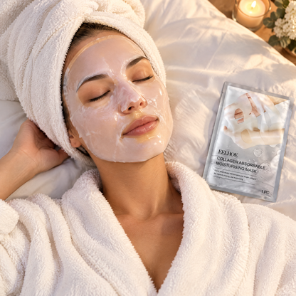 Mujer relajada con la mascarilla facial de colágeno en un ritual de spa